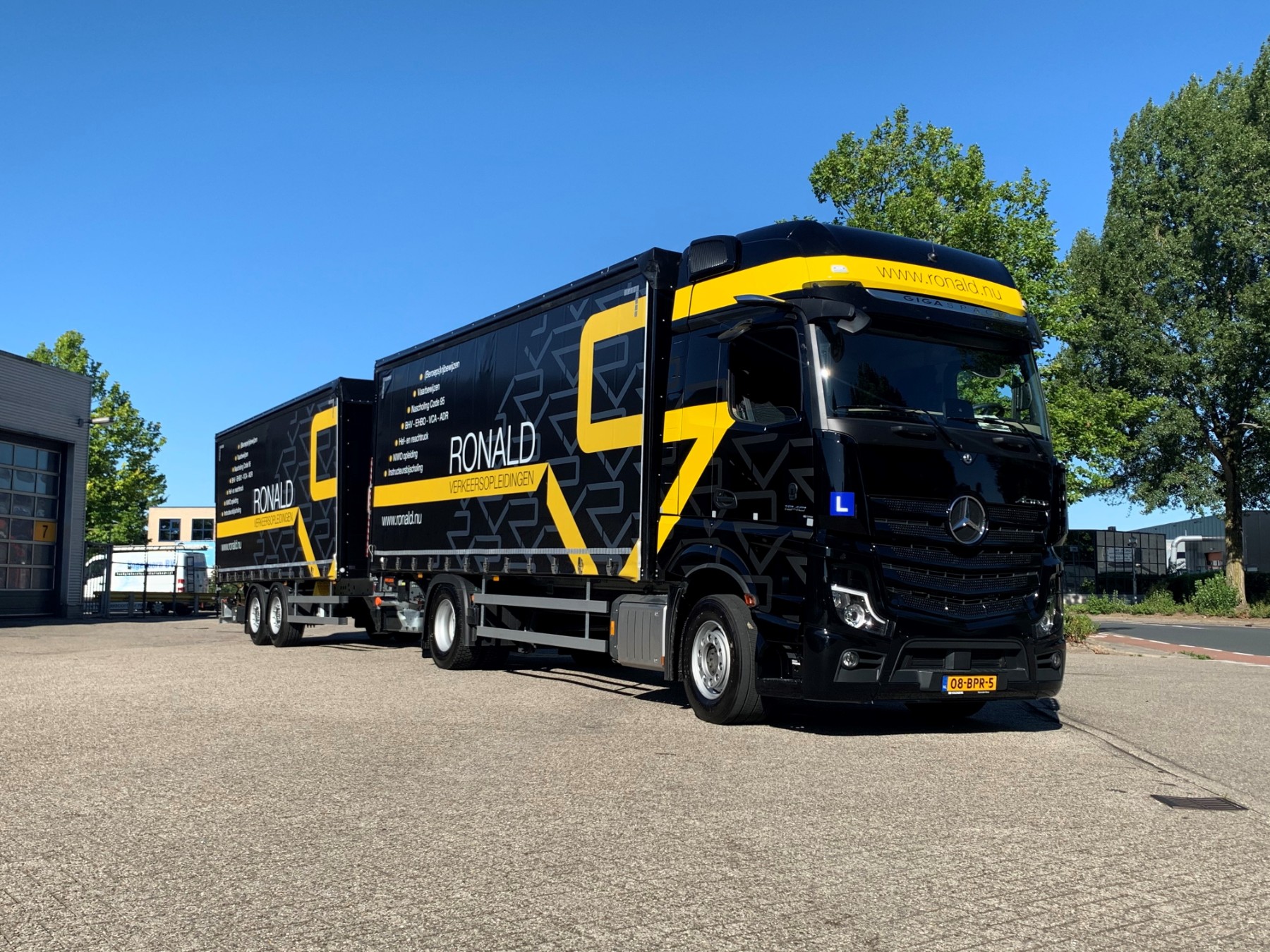 Header afbeelding: mercedes_actros_ronald_verkeersopleidingen-1.jpg